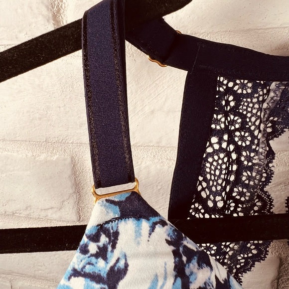 NWT Soma Embraceable Geo Lace
Racerback Underwire Bra 34 DDD Floral Navy #0481 - Picture 5 of 13